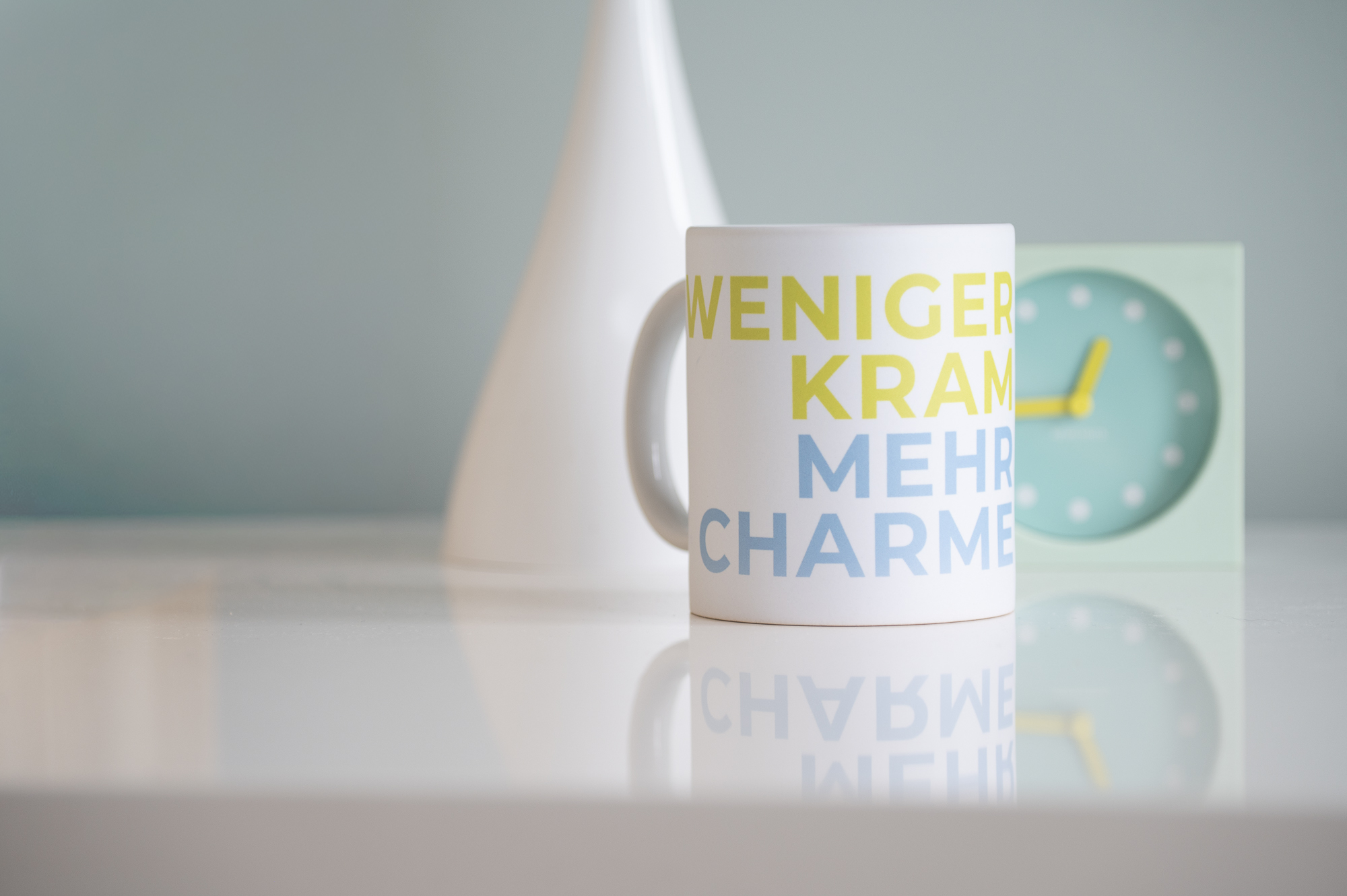 Tasse mit der Aufschrift: Weniger Kram - mehr Charme!