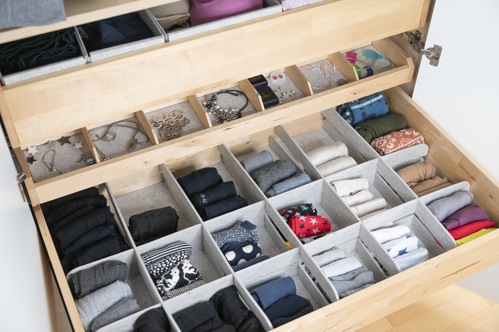 Ordnung mit System durch unterteilte Schubladen im Kleiderschrank