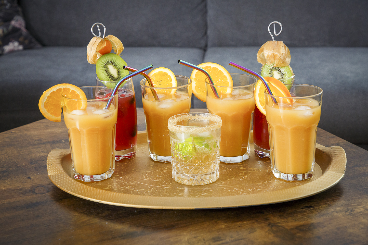 Hübsch dekorierte Erfrischungsgetränke für die Aufräumparty