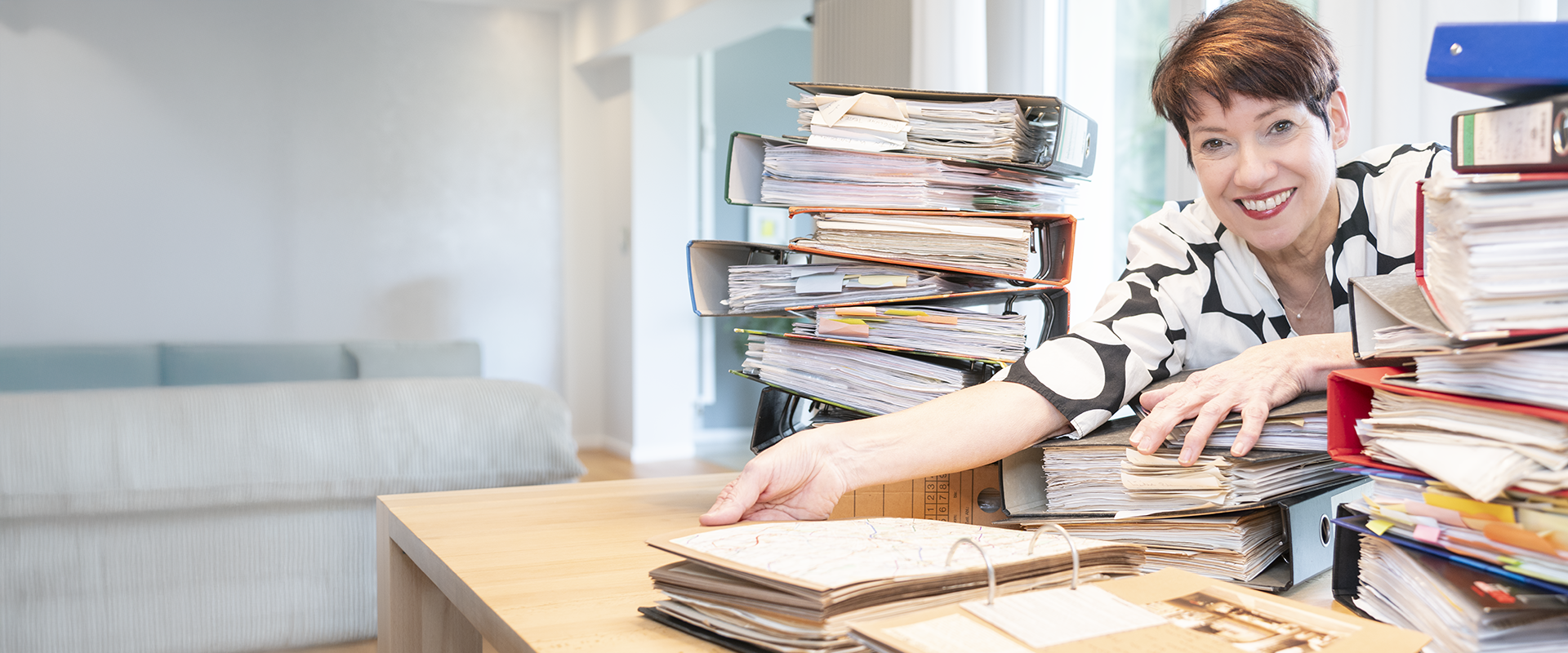 Umgeben von Stapeln mit Ordnern - und dabei ganz entspannt aussortieren und Struktur schaffen