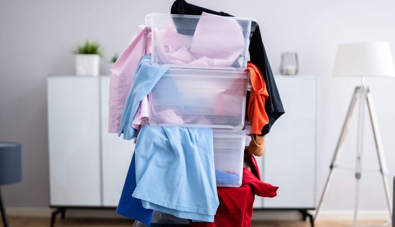 Kisten mit Klamotten